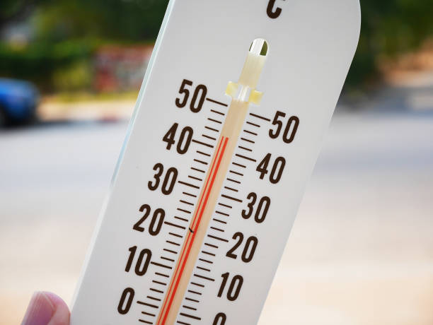 istock hand hold thermometer showing temperature in degrees Celsius 848974128