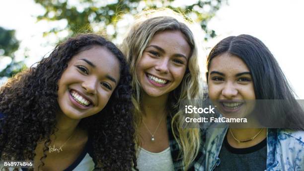 Big Lächeln Stockfoto und mehr Bilder von 16-17 Jahre - 16-17 Jahre, Blondes Haar, Campus