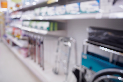 Farmacia tienda estanterias con silla de ruedas y andador defocused desdibujan de fondo photo