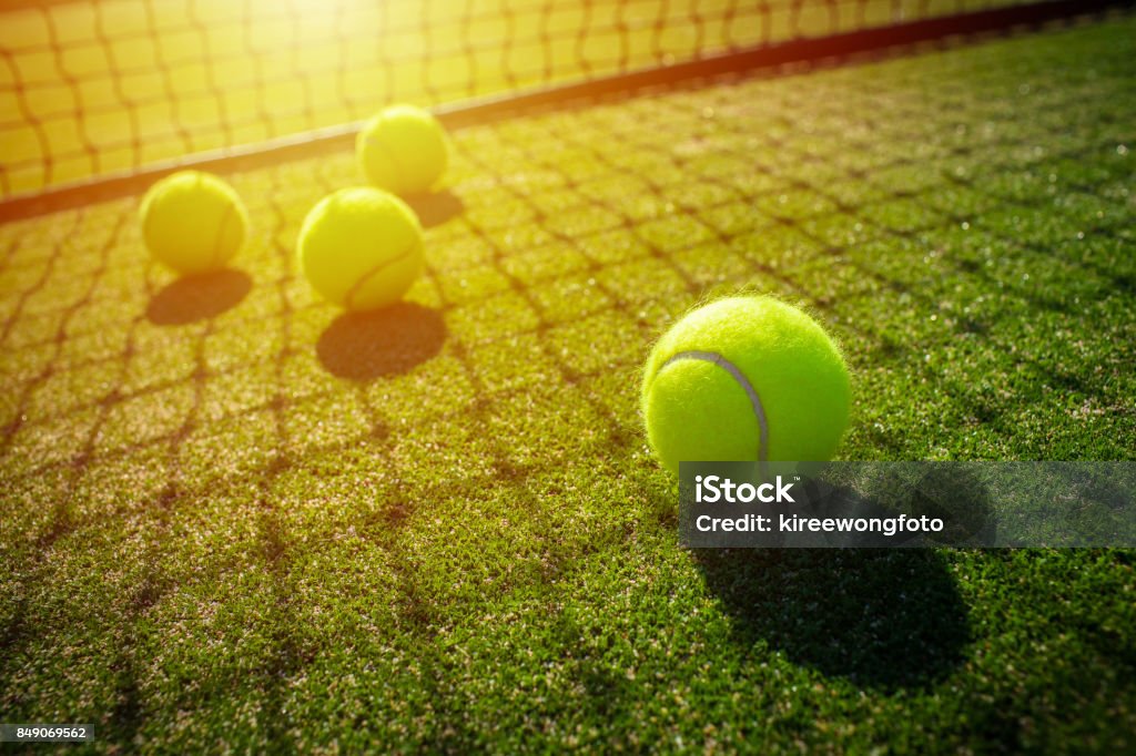 Balles de tennis sur herbe Cour avec la lumière du soleil - Photo de Tennis libre de droits