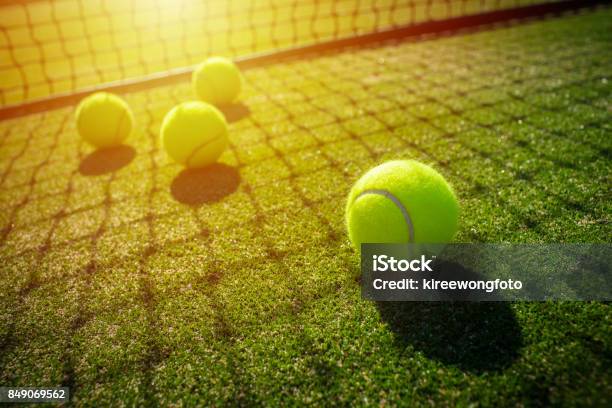 Photo libre de droit de Balles De Tennis Sur Herbe Cour Avec La Lumière Du Soleil banque d'images et plus d'images libres de droit de Tennis