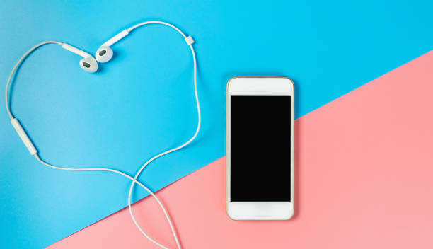 istock Empty phone screen and heart earphone for love concept 849082106