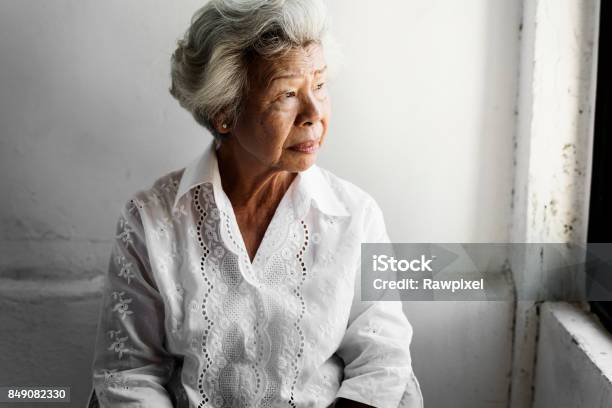 Vista Lateral De La Anciana Asia Con Expresión Pensativa De La Cara Foto de stock y más banco de imágenes de Tercera edad