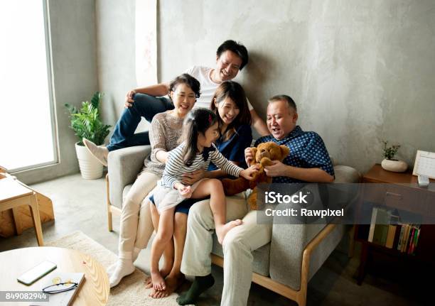 Asiatische Familienglück Zweisamkeit Zuhause Stockfoto und mehr Bilder von Familie - Familie, Großeltern, Glücklichsein