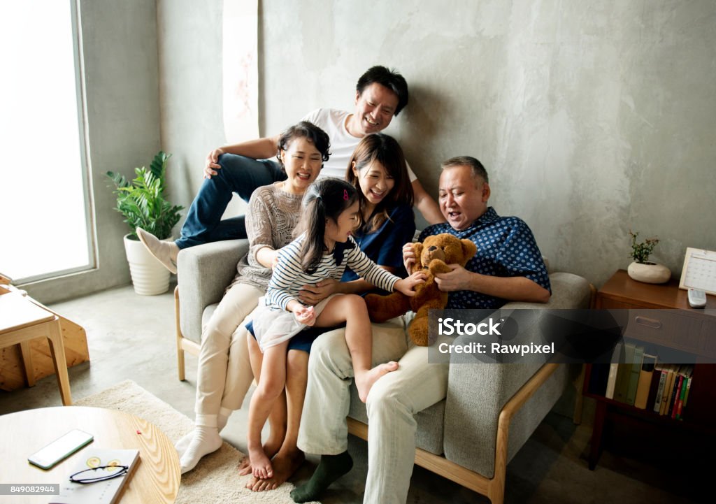 Unión de la felicidad de la familia asiática en casa - Foto de stock de Familia libre de derechos