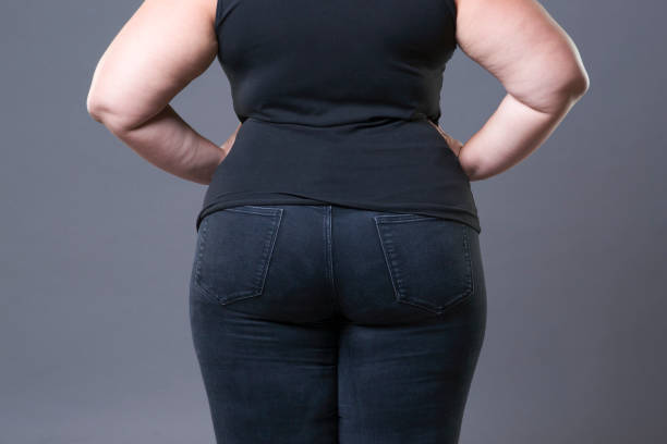 fett kvinna skinkor i svarta jeans, överviktig kvinna kropp närbild - kvinna stor rumpa bildbanksfoton och bilder