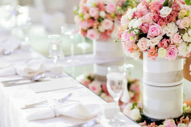 아름다운 결혼식 데커레이션 - wedding reception fine dining table restaurant 뉴스 사진 이미지