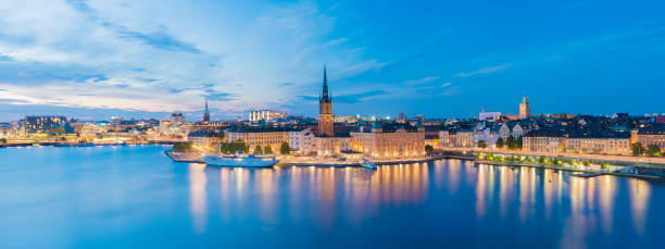 riddarholmen und gamla stan skyline in stockholm in der dämmerung, schweden - floodlight blue sky day stock-fotos und bilder