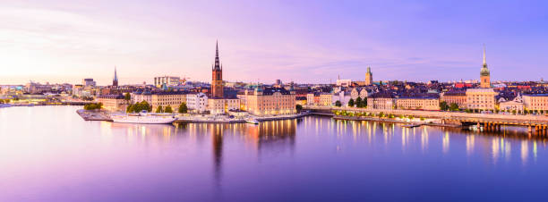 riddarholmen und skyline von gamla stan in stockholm in der dämmerung, schweden - floodlight blue sky day stock-fotos und bilder