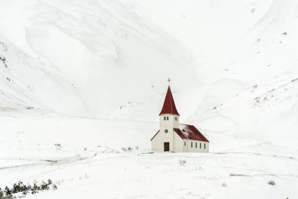 bella chiesa tra le montagne in inverno. - church in the snow foto e immagini stock