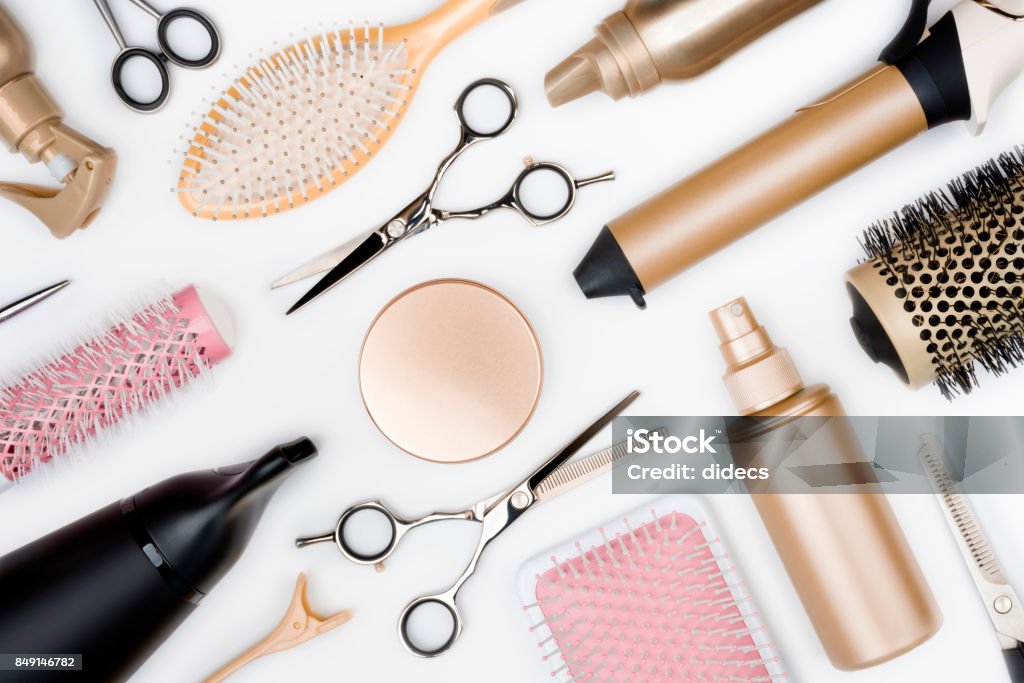 Vista superior de herramientas de la peluquería y varios cepillos sobre fondo blanco - Foto de stock de Pelo libre de derechos