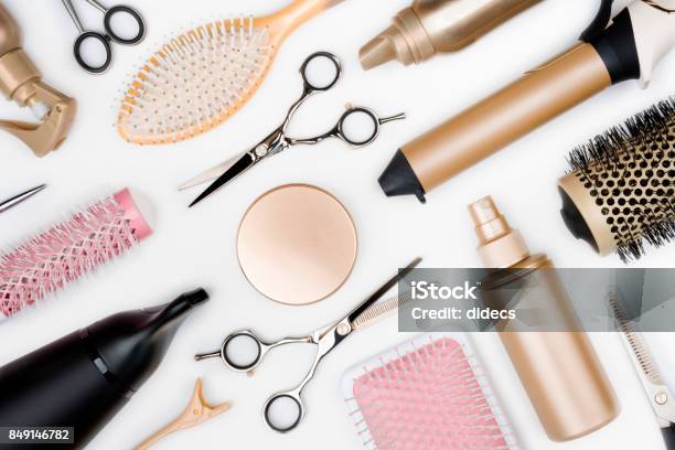 Foto de Cosmetológica E Várias Escovas De Cabelo Em Fundo Branco Vista Superior e mais fotos de stock de Pelo