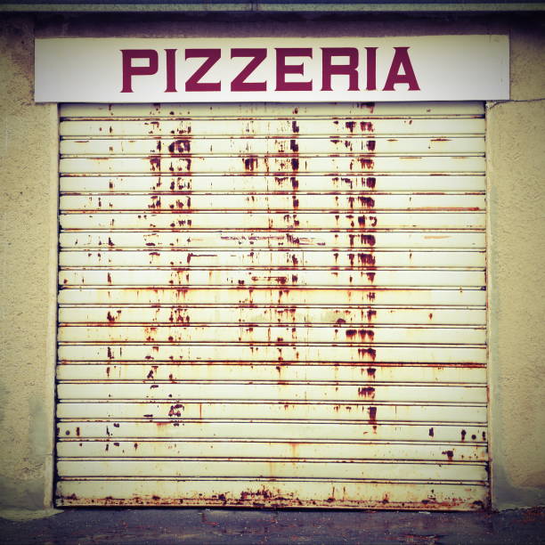 подписать текст pizzeria с закрытыми воротами - global financial crisis фотографии стоковые фото и изображения