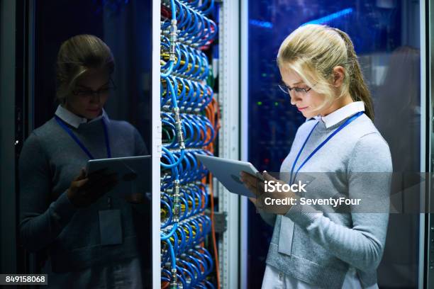 Foto de Jovem Mulher Trabalhando Com Supercomputador e mais fotos de stock de Tecnologia - Tecnologia, Mulheres, Suporte Técnico