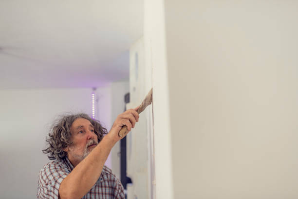 istock Side view of a man plastering a wall 849162998