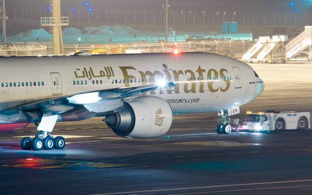 boeing 777-300er de emirates airlines en el aeropuerto de gru - aeropuerto internacional de guarulhos, sao paulo, brasil - 2016 - runway airplane landing landing light fotografías e imágenes de stock