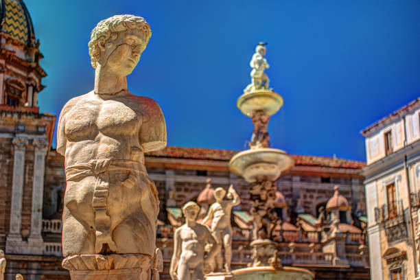 famosa fuente de la vergüenza en la barroca piazza pretoria, palermo, sicilia - palermo fotografías e imágenes de stock