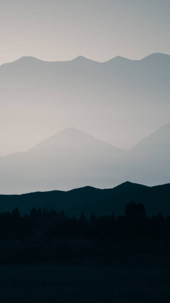An inspiring mountain landscape in Tatry, Slovakia. Vivid, gradient scenery with perspective in blue tone. Summer in mountains. Nature wallpaper in bright colors. A beautiful vertical wallpaper for a smartphone. Vertical image for a mobile use. un inspirador paisaje de montaña en tatry, eslovaquia. vivo, degradado el paisaje con perspectiva en tono azul. verano en las montañas. fondo de pantalla de naturaleza en colores brillantes. un hermoso fondo de pantalla vertical para un smartphone. vertical de la imagen para un uso móvil.