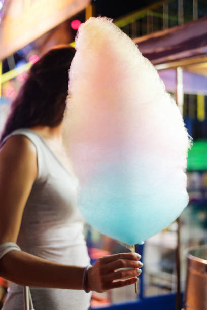 acquisto di cotone caramellato - school carnival food cotton candy foto e immagini stock