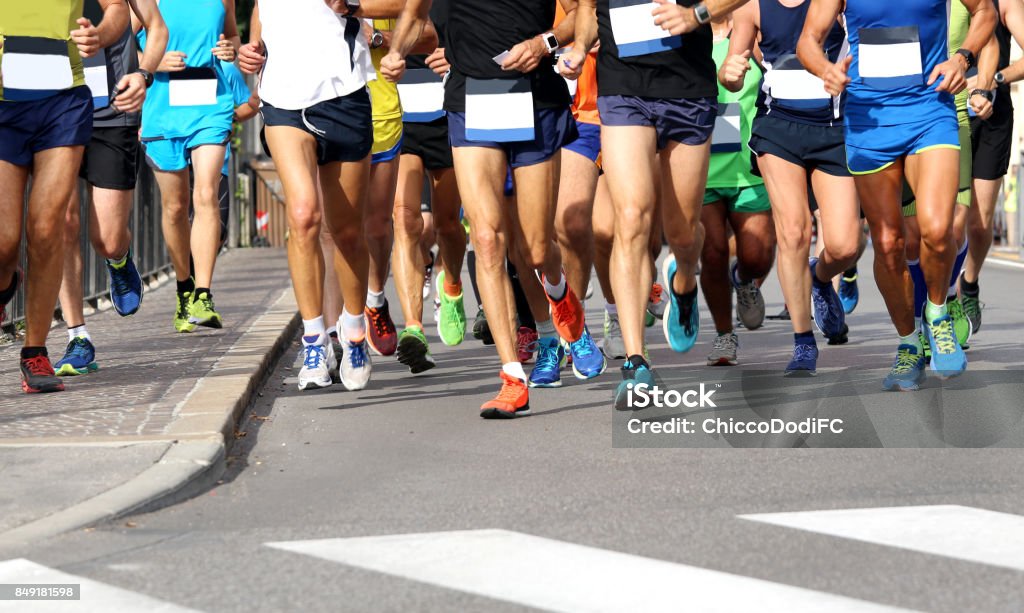 Los hombres correr la maratón en el camino sin logos y marca - Foto de stock de Correr libre de derechos