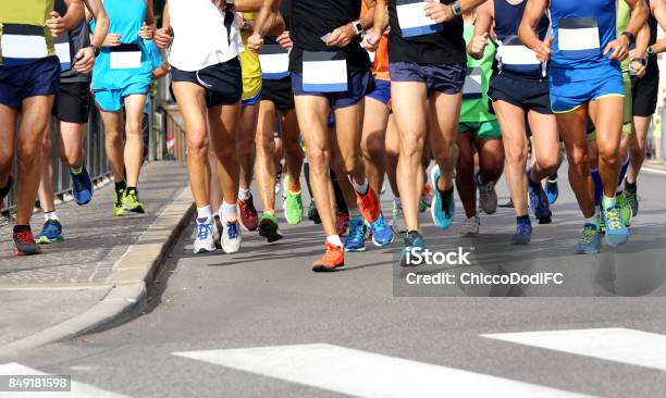 Los Hombres Correr La Maratón En El Camino Sin Logos Y Marca Foto de stock y más banco de imágenes de Correr