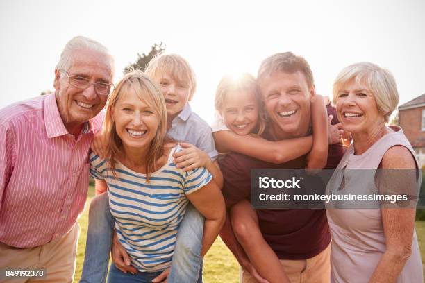 Foto de Família De Geração Multi No Jardim Sorriso Para A Câmera Closeup e mais fotos de stock de Família de várias gerações