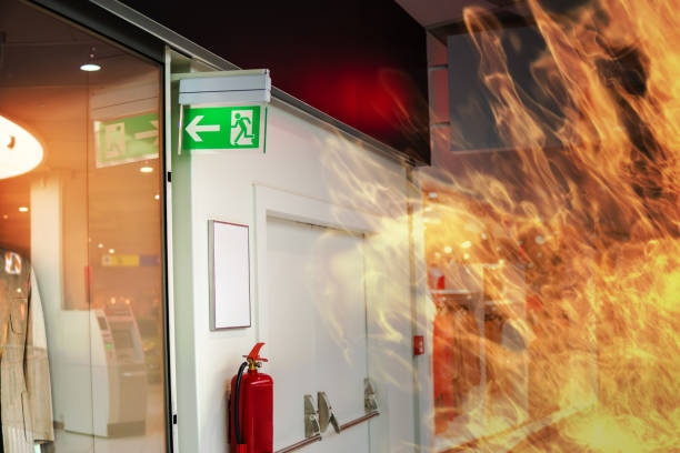 señal de salida de emergencia de incendio y fuego en centro comercial. - fire escape fotografías e imágenes de stock