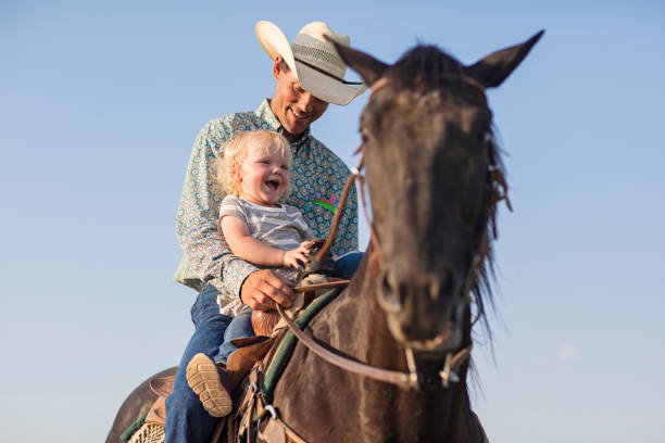 padre con la figlia che si diverte a cavallo - teaching child horseback riding horse foto e immagini stock