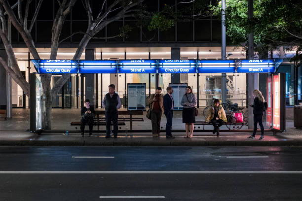 attendre à l'arrêt de bus - bus public transportation sydney australia australia photos et images de collection