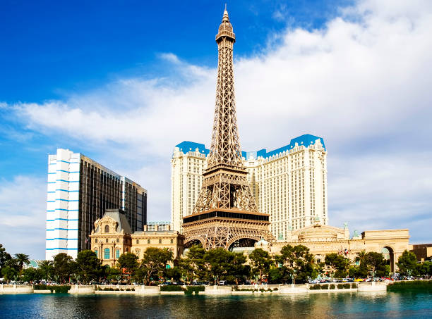 vista de el paris las vegas hotel y casino en las vegas, estados unidos - paris france eiffel tower france europe fotografías e imágenes de stock