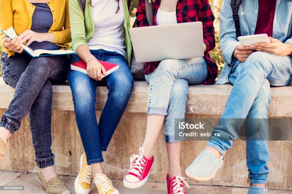 Jóvenes estudiantes en el campus - Foto de stock de Educación libre de derechos
