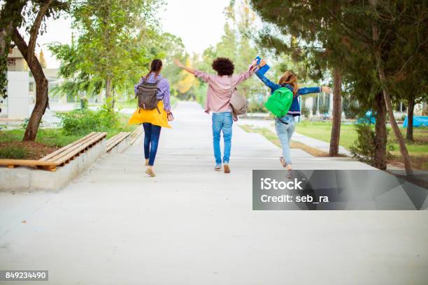 Glückliche Schüler Mit Onair Erhobenen Armen Stockfoto und mehr Bilder von Rückansicht - Rückansicht, Teenager-Alter, Rucksack