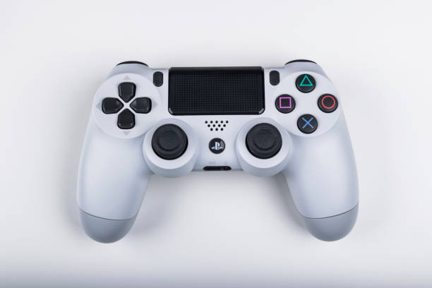 ソニーのプレイ ステーション 4 ゲーム コンソール ジョイスティック dualshock 4、ソニーのインタラクティブなエンターテイメントが開発した家庭用ゲーム機。 - joystick game controller playstation sony ストックフォトと画像