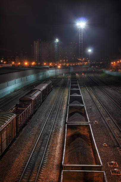 夜の列車を取引 - locomotive train night vertical ストックフォトと画像