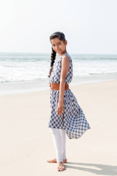 портрет симпатичной индийской девочки-подростка на пляже под солнечным светом. - party beach indian ethnicity adult стоковые фото и изображения