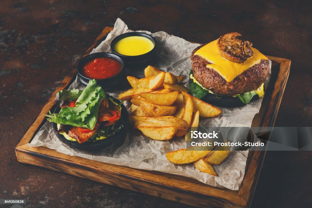 Burger-Menü auf Holztablett zum mitnehmen - Lizenzfrei Alles hinter sich lassen Stock-Foto