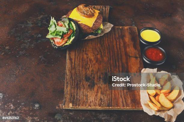 Burgermenü Für Textfreiraum Holztablett Zum Mitnehmen Stockfoto und mehr Bilder von Alles hinter sich lassen