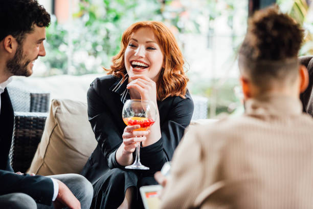 gente de negocios disfrutando después de trabajo bebidas - afterwork business fotografías e imágenes de stock