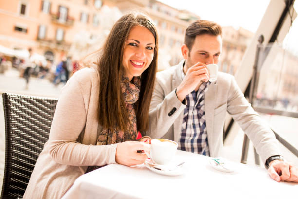 liebespaar kaffeetrinken in rom, italien - coffee couple italy drinking stock-fotos und bilder