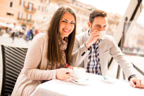 casal apaixonado, bebendo café em roma, itália - coffee couple italy drinking - fotografias e filmes do acervo