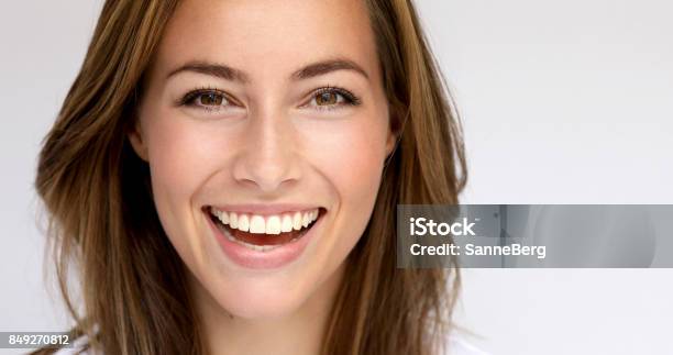 Marrón Eyed Chica Foto de stock y más banco de imágenes de Sonreír - Sonreír, Una sola mujer, Sonrisa con dientes