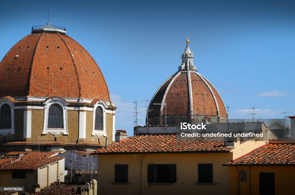 La Cúpula De La Iglesia De San Lorenzo Con La Cúpula De La Catedral De Santa María Del Fiore En El Fondo Florencia Italia Foto de stock y más banco de imágenes La Cúpula De La Iglesia De San Lorenzo Con La Cúpula De La Catedral De Santa María Del Fiore En El Fondo Florencia Italia Foto de stock y más banco de imágenes