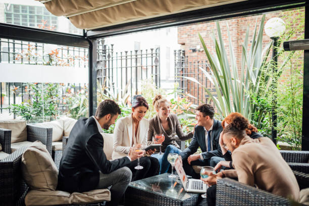 gente de negocios beber después del trabajo - eventos sociales despues del trabajo fotografías e imágenes de stock