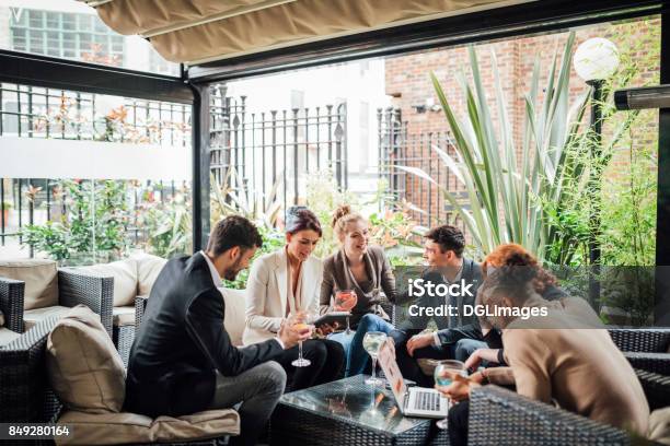 Photo libre de droit de Gens Daffaires À Boire Après Le Travail banque d'images et plus d'images libres de droit de Affaires - Affaires, Happy Hour, Activités sociales après le travail