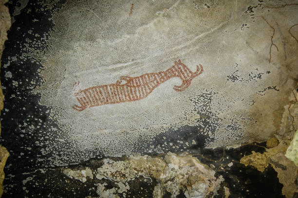 tailandés 's rupestre en krabi - cave painting rock africa bushmen fotografías e imágenes de stock