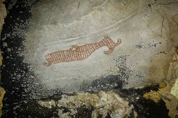 태국 크 라비에서 동굴 그림의 - cave painting rock africa bushmen 뉴스 사진 이미지