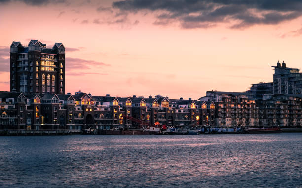 londres, angleterre - 19 février 2016 - tamise au coucher du soleil à battersea riverside, avec des immeubles d’habitation de fulham. - thames river london england blue city photos et images de collection