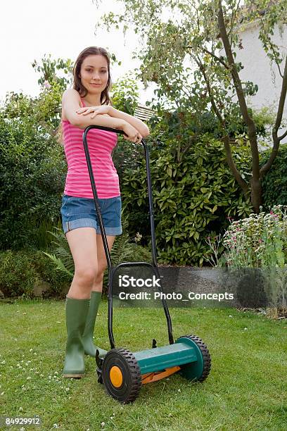 Foto de Mulher Com Cortador De Grama Londres Reino Unido e mais fotos de stock de Cortador de grama - Equipamento de jardinagem