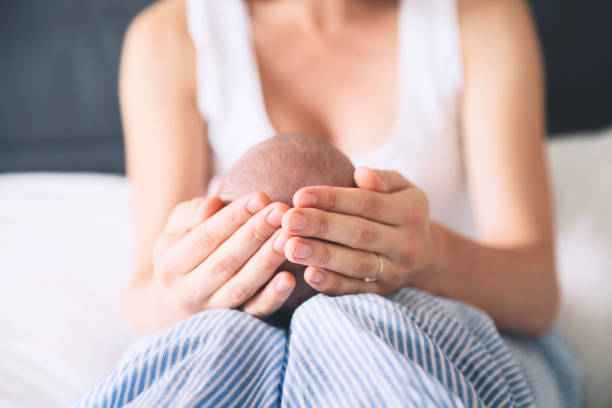 madre e neonato. - parto foto e immagini stock