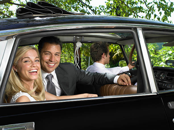 casal de casamento rir no carro "salernes, frança - bride wedding freedom arms raised imagens e fotografias de stock